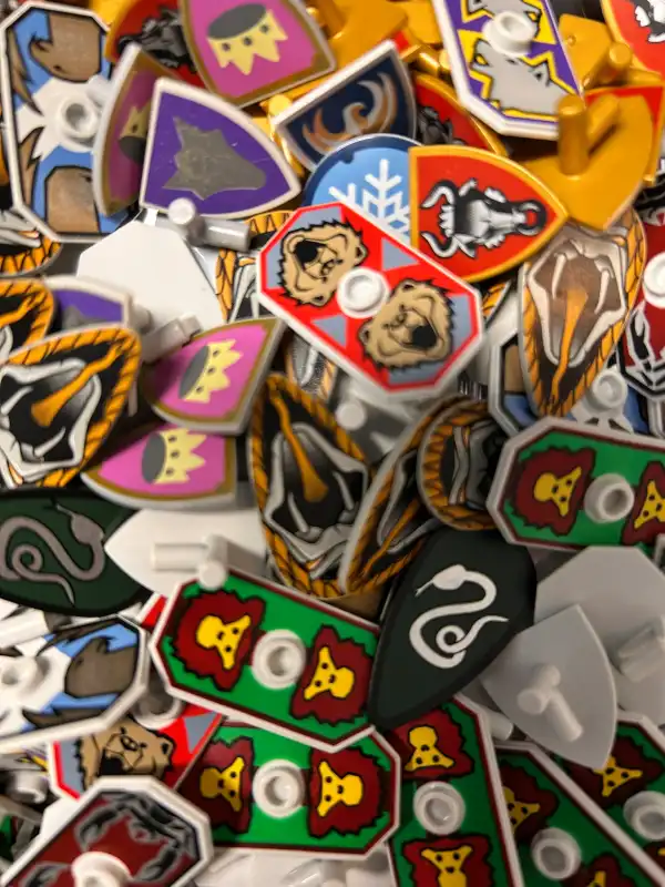 LEGO Minifiguren alte Schilde für Brickania: Krieg um die Krone