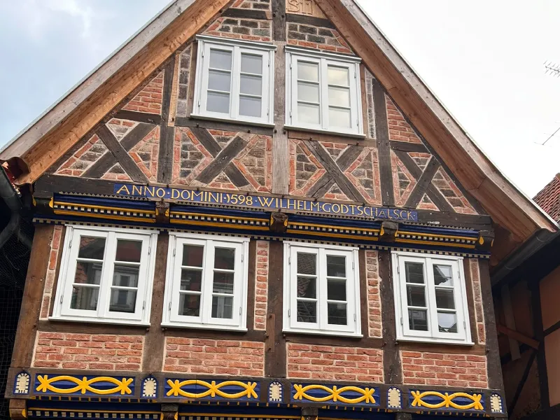Stadt Celle – einzelnes Fachwerkhaus mit Inschrift Stadt Celle - einzelnes Fachwerkhaus mit Inschrift